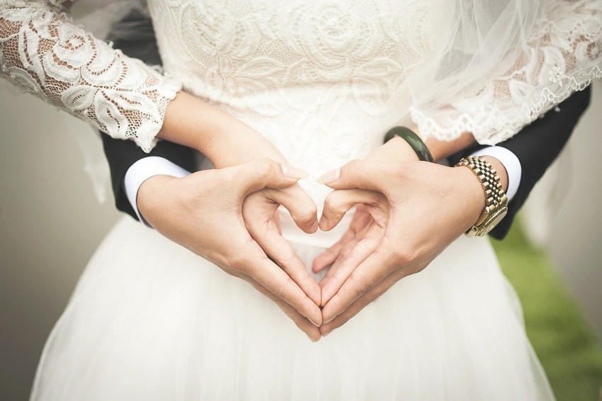 Brautpaar Hände formen ein Herz freie Trauung Klaudia Fagerer