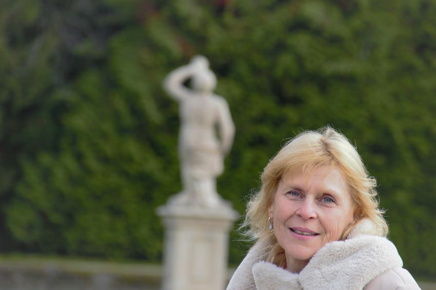 Freie Rednerin Klaudia Fagerer beim Karpfenteich in Hellbrunn bei Salzburg
