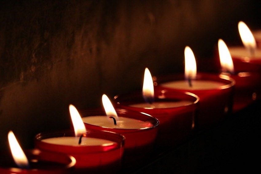 Kerzen Freie Trauerfeier Salzburg mit Trauerrednerin Klaudia Fagerer